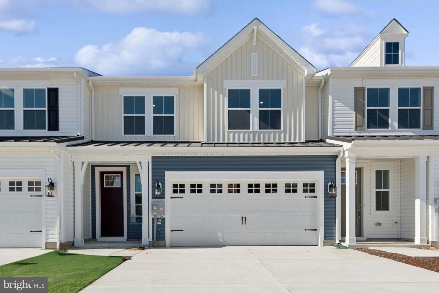 20533 SPYGLASS CIR Property Photo 1
