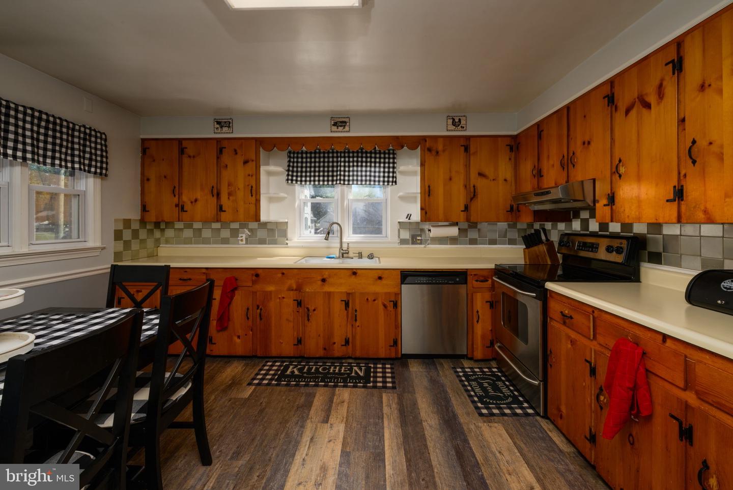 102 Edward St Property Photo 11