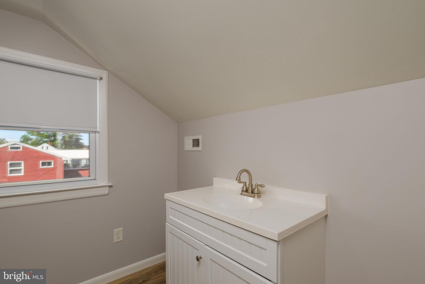 102 Edward St Property Photo 21