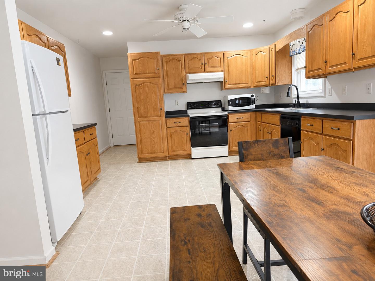 33121 Forest Knoll Dr Property Photo 3