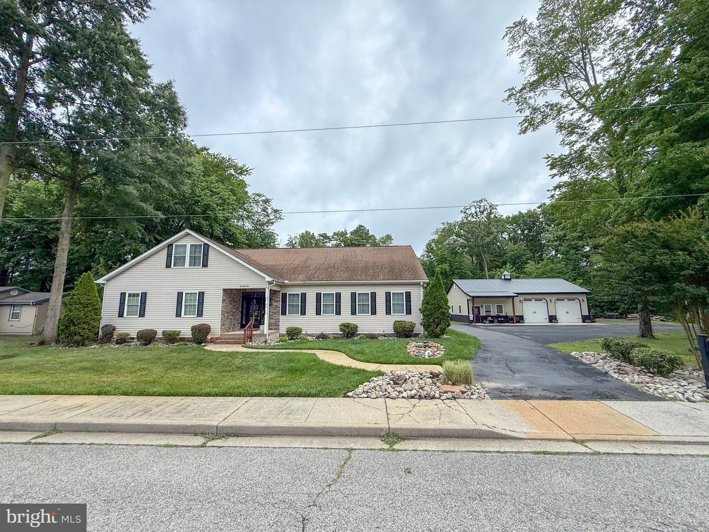 209 W JEWELL ST