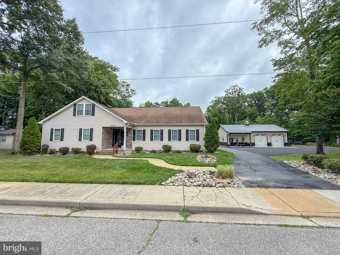209 W Jewell St Property Photo 2