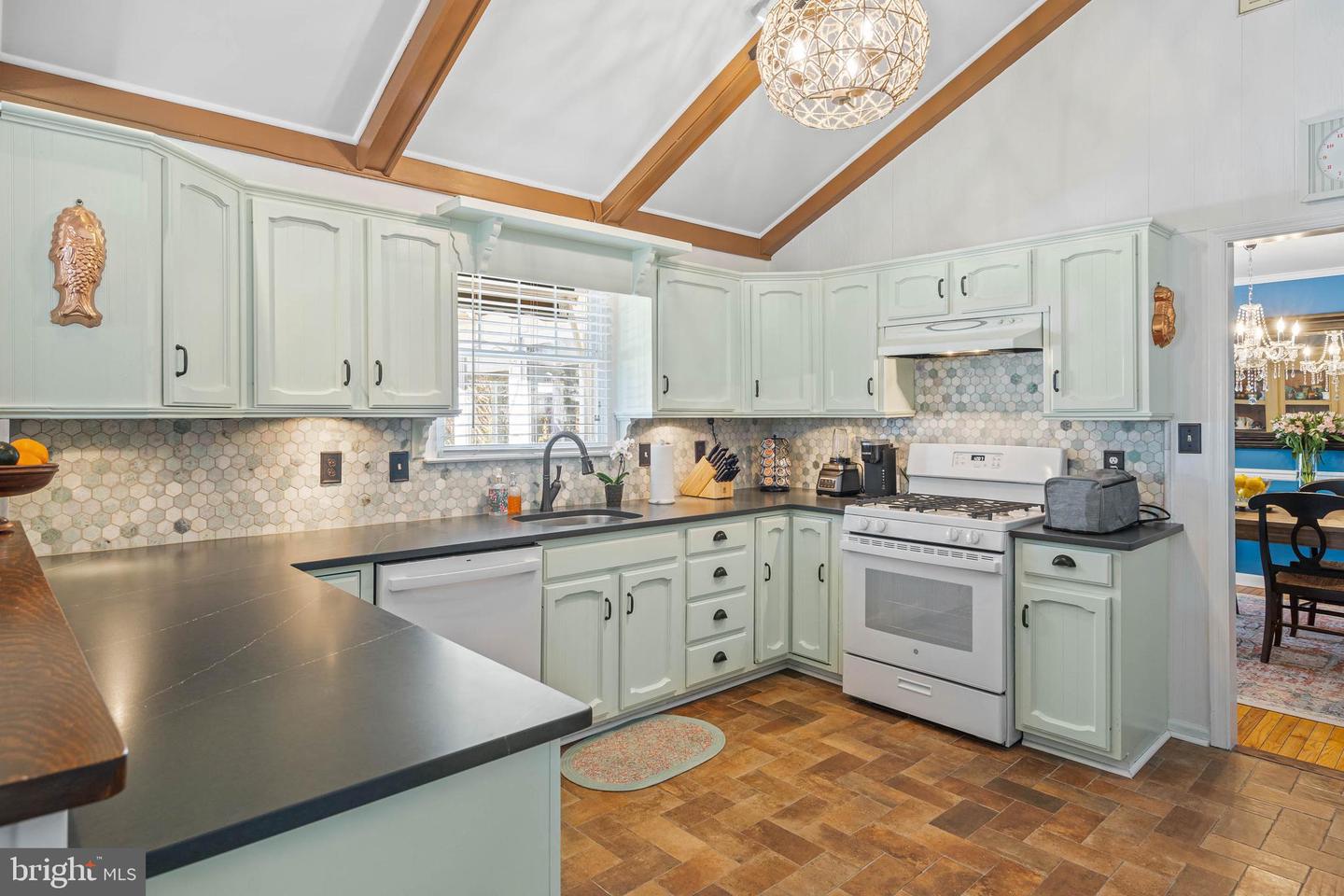 106 Kingsbridge Rd Property Photo 37
