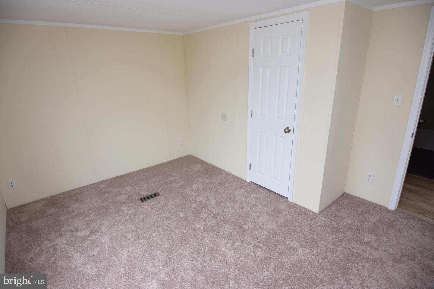 8711 Garden Ln Property Photo 11