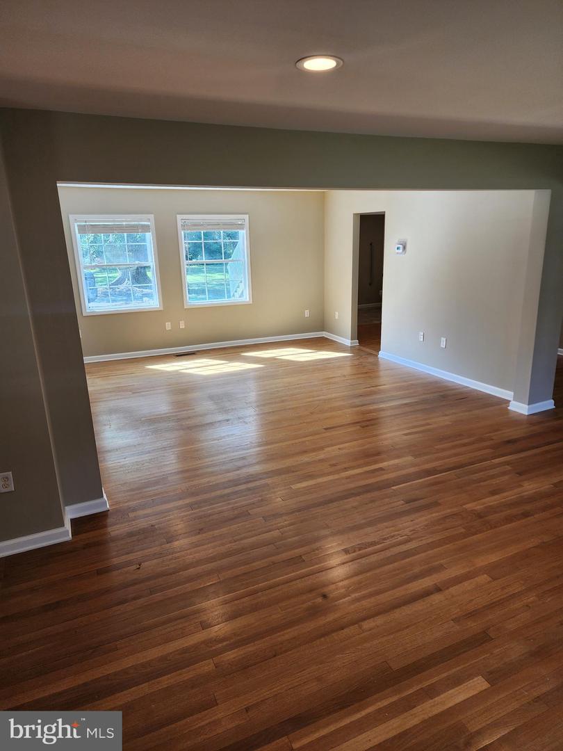 123 W Market St Property Photo 28