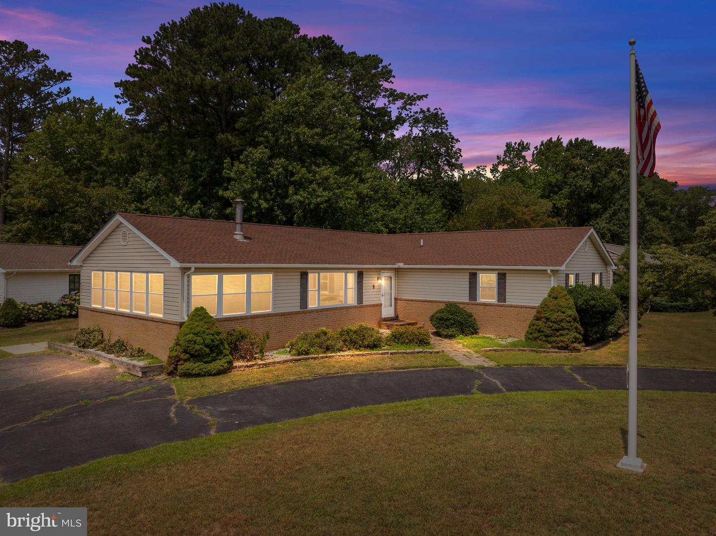 9 DRAPER DR Property Photo 1