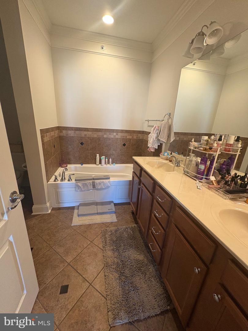 12001 Old Vine Blvd #305 Property Photo 11