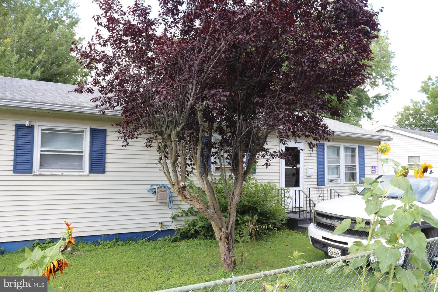 708 Woolford St Property Photo 2