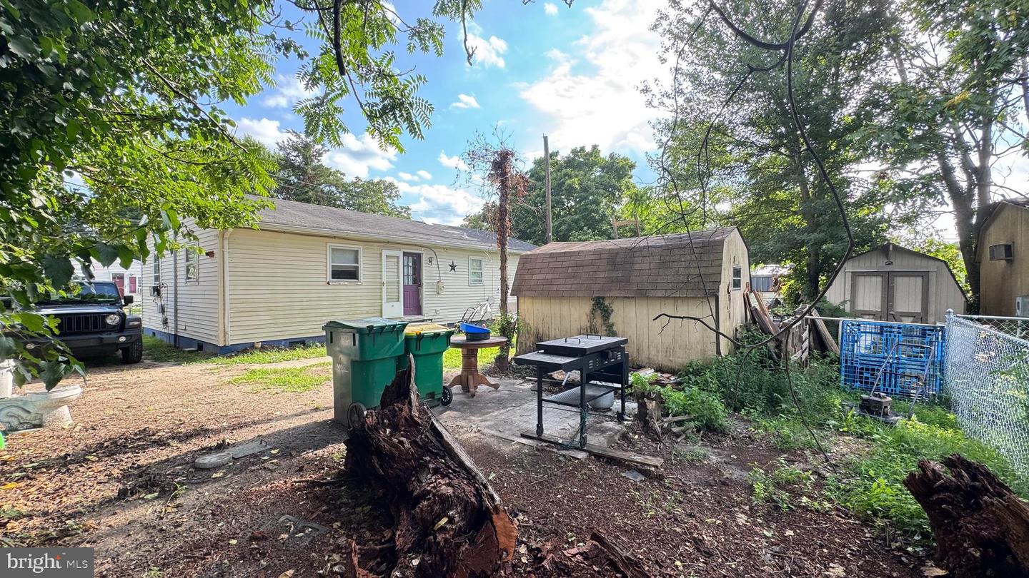 708 Woolford St Property Photo 3