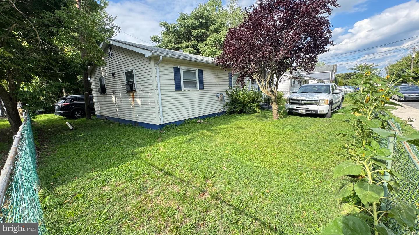 708 Woolford St Property Photo 4