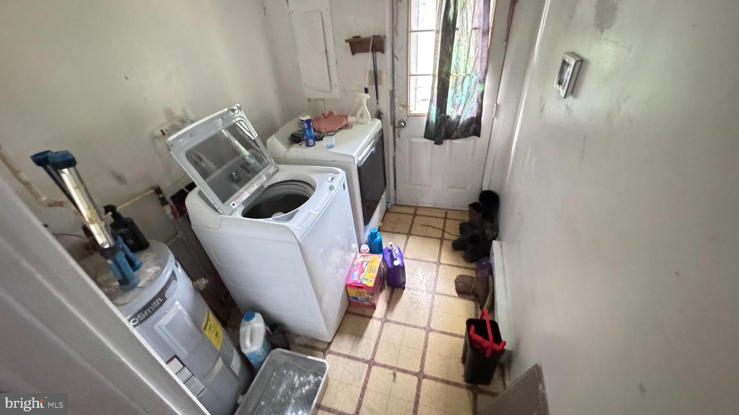 708 Woolford St Property Photo 8