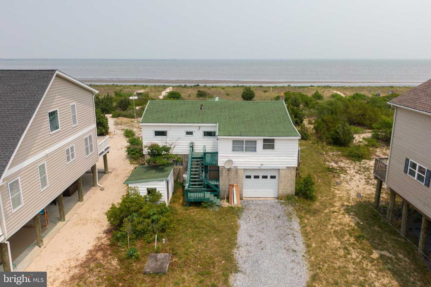 581 Bay Ave Property Photo 3