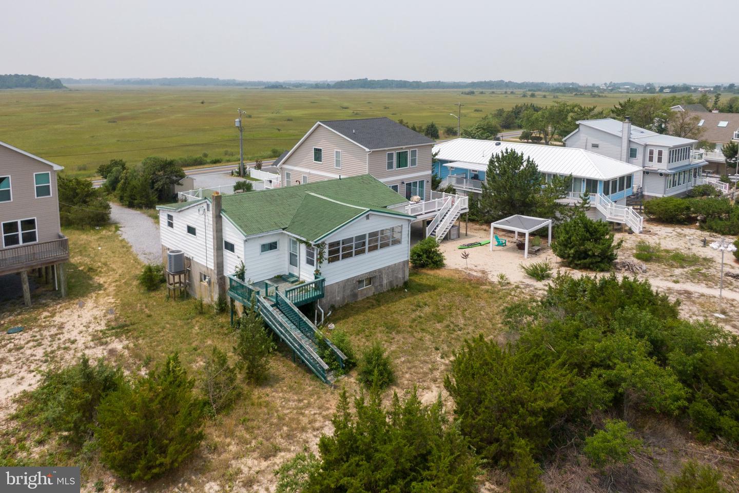 581 Bay Ave Property Photo 6