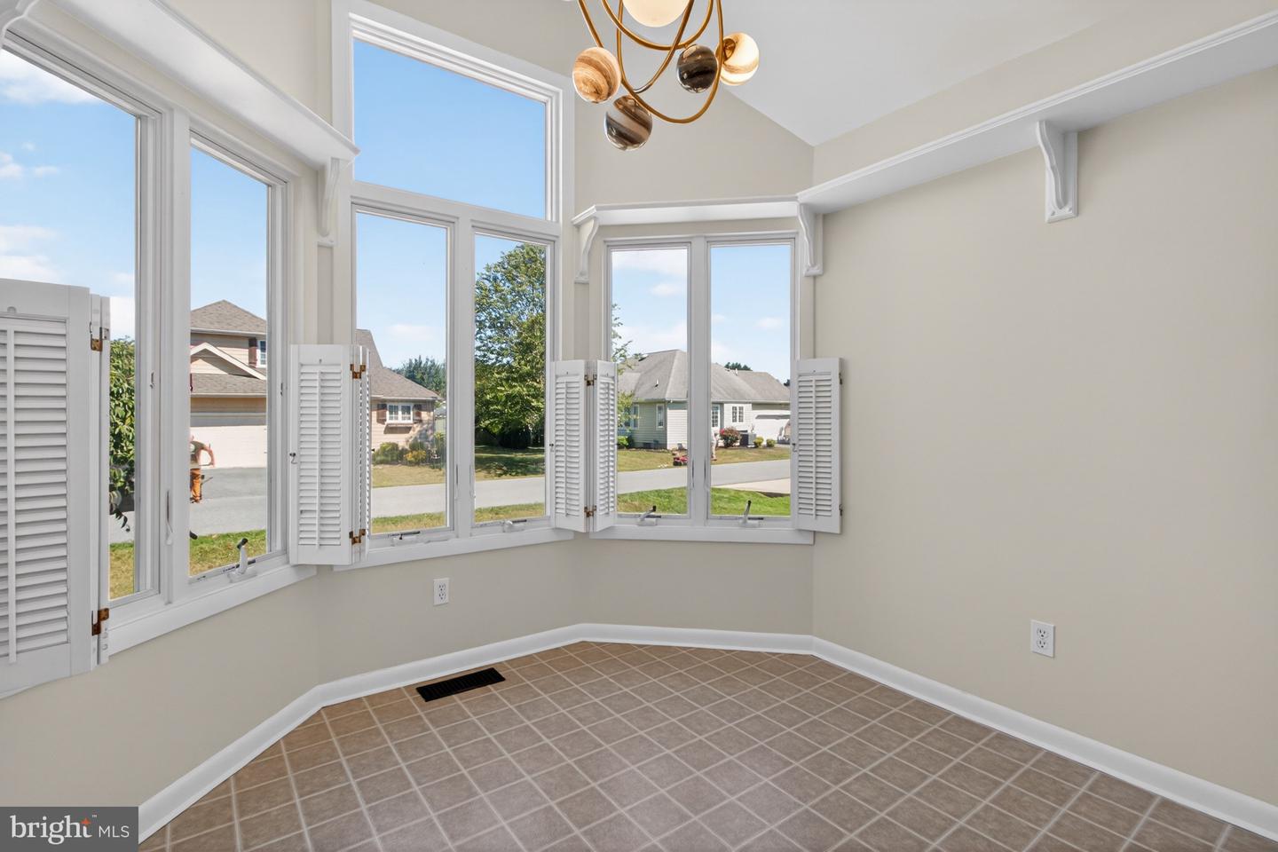 18609 Broadfield Dr Property Photo 28