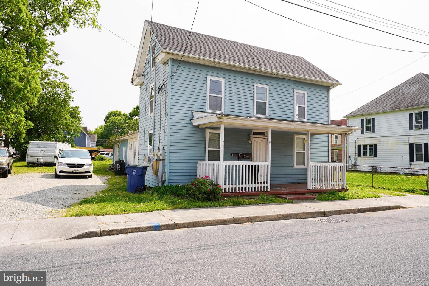 202 E Grove St #a Property Photo 4