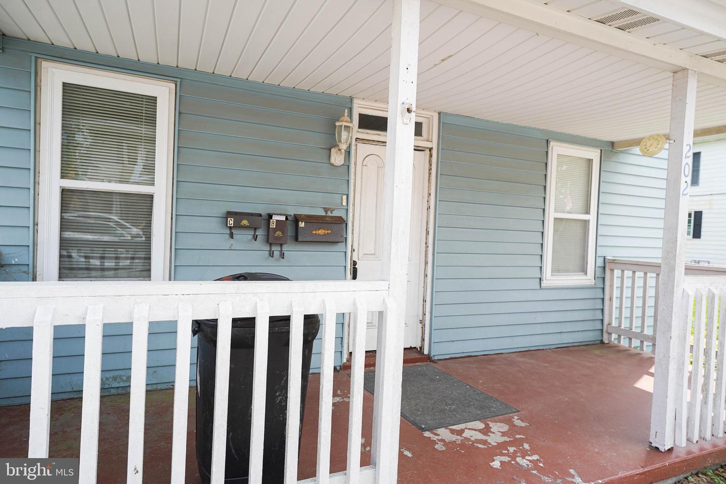 202 E Grove St #a Property Photo 6