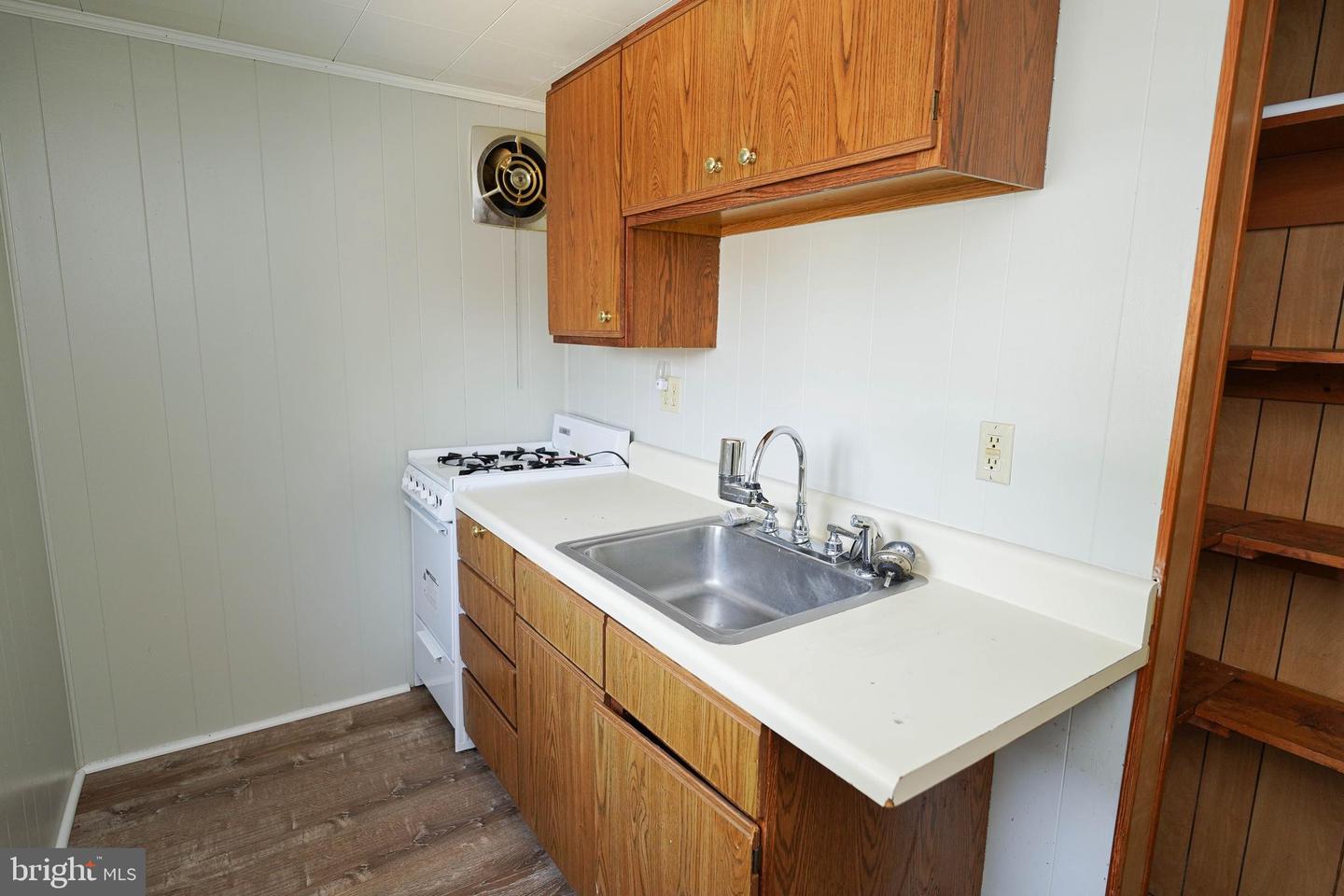 202 E Grove St #a Property Photo 12