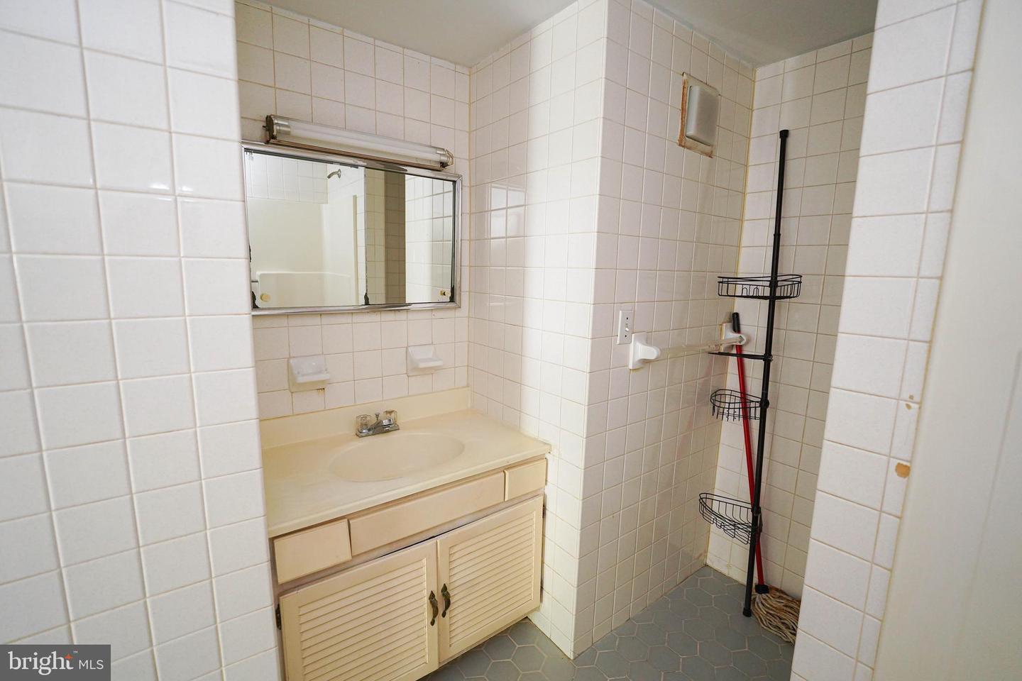202 E Grove St #a Property Photo 22