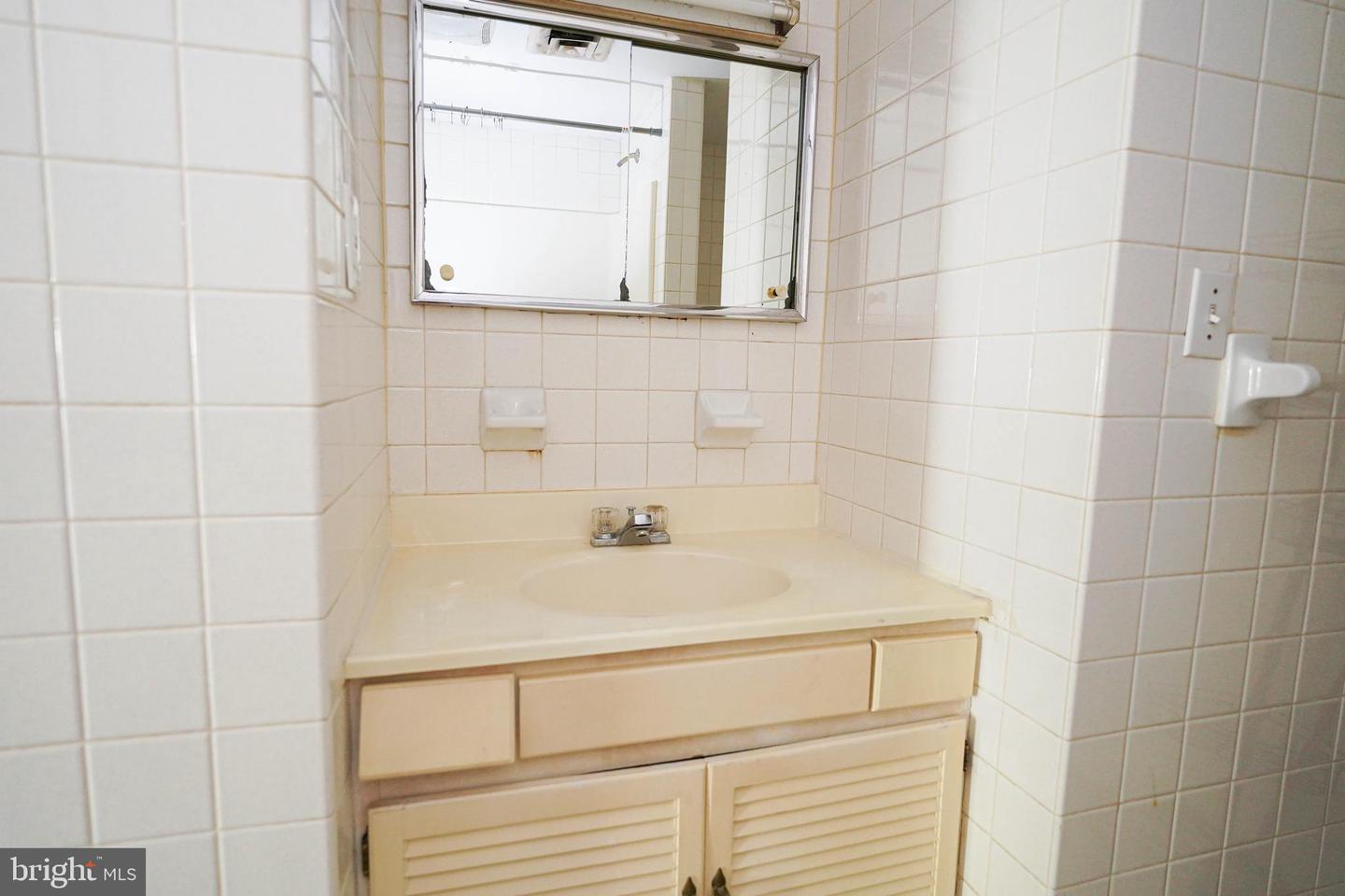 202 E Grove St #a Property Photo 24