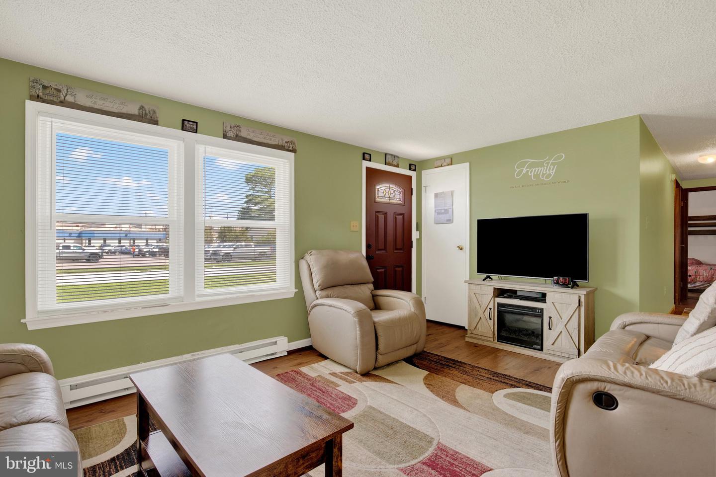 1 Waples Dr Property Photo 3