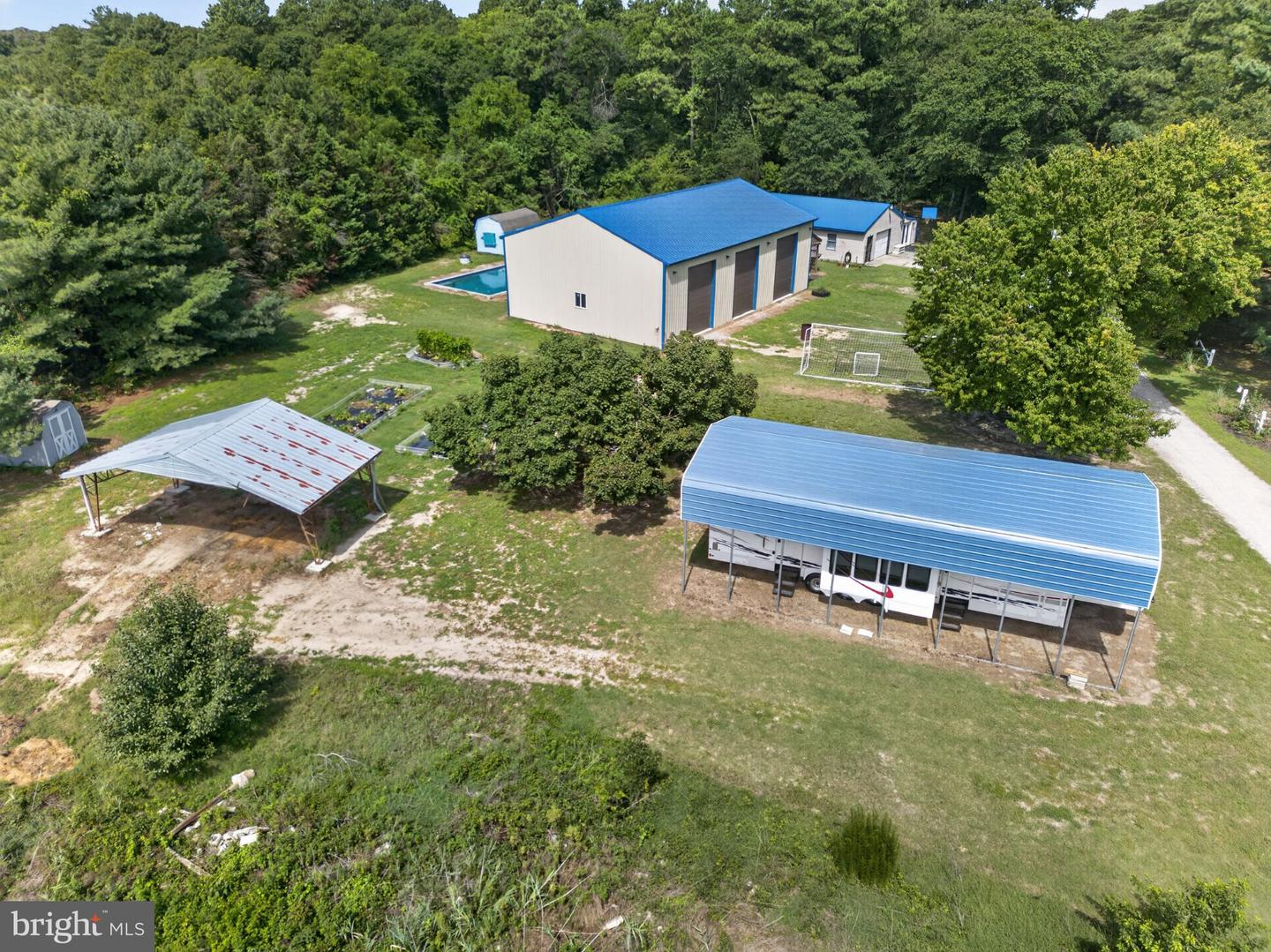 DESU2118660 Property Photo 23