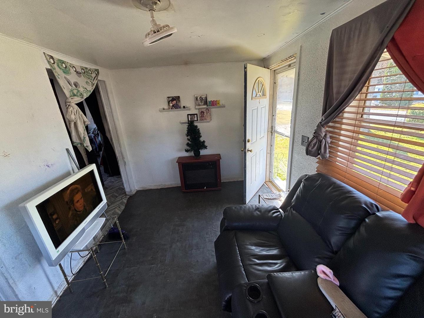 26897 William Street Rd Property Photo 7