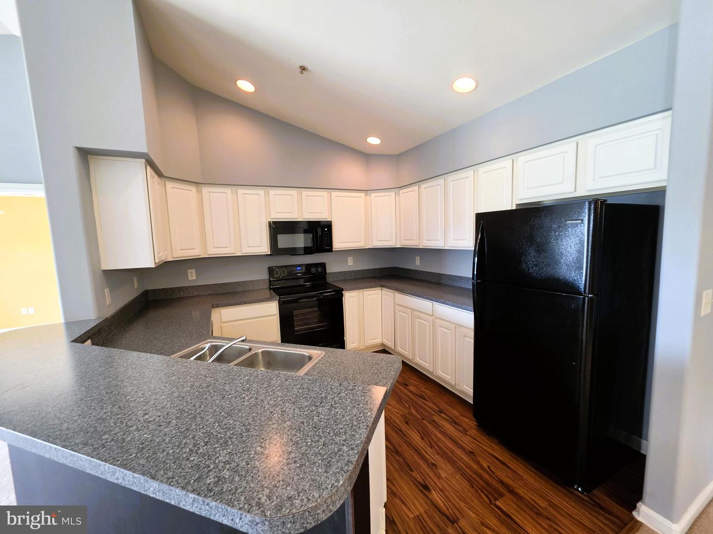 3003 Heather Dr #j Property Photo 3