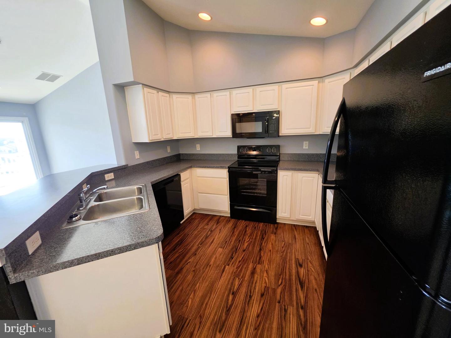 3003 Heather Dr #j Property Photo 4