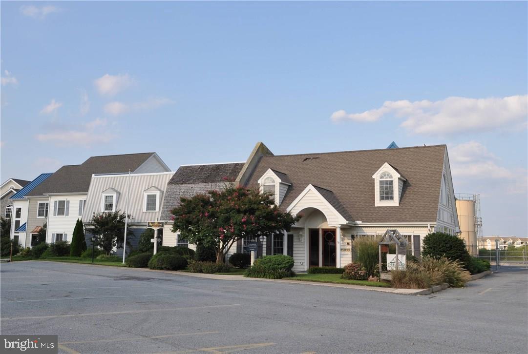 17527 Nassau Commons Blvd #210 Property Photo 1