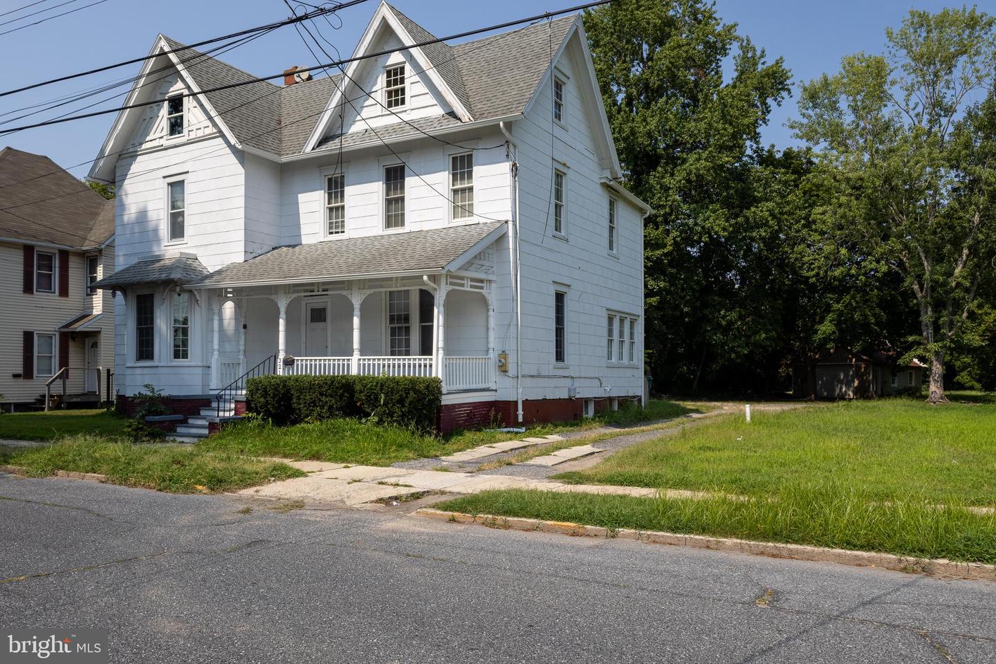 321 N Pine St Property Photo 1