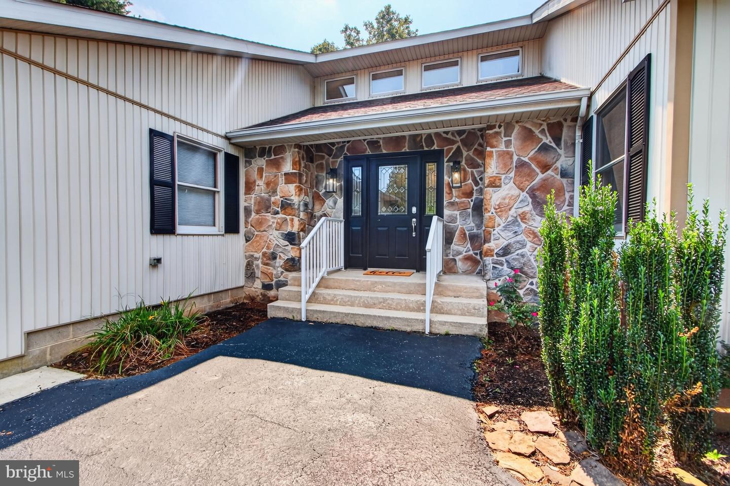 6 HARTFORD WAY Property Photo 1