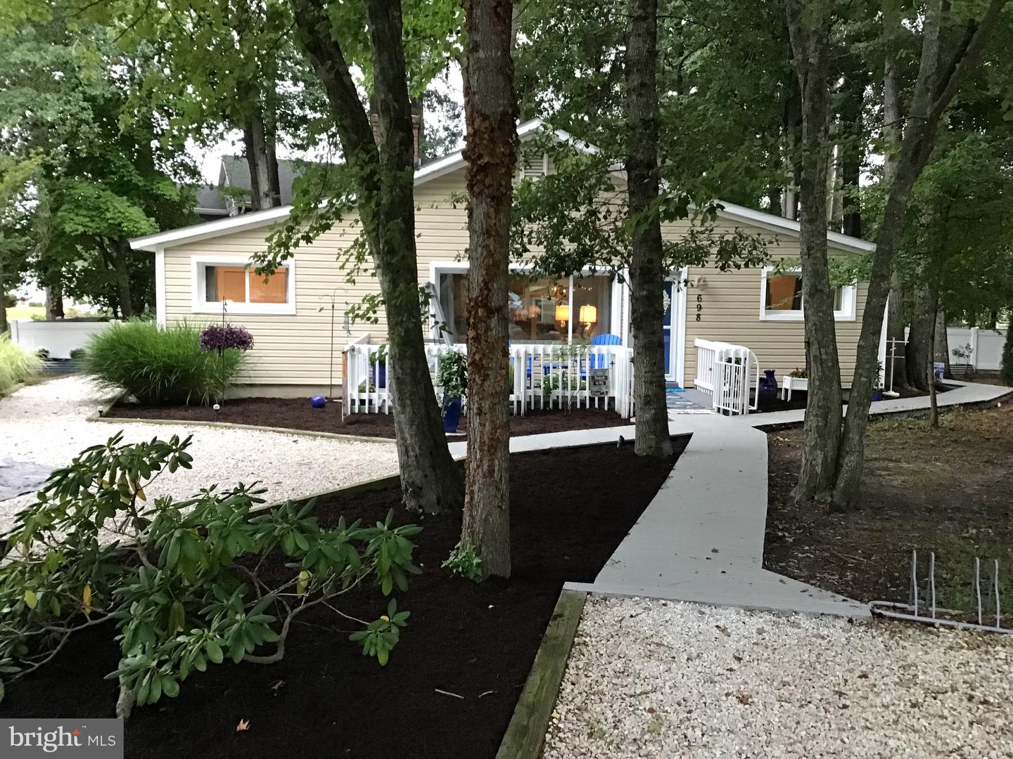 698 Collins Ct Property Photo 3