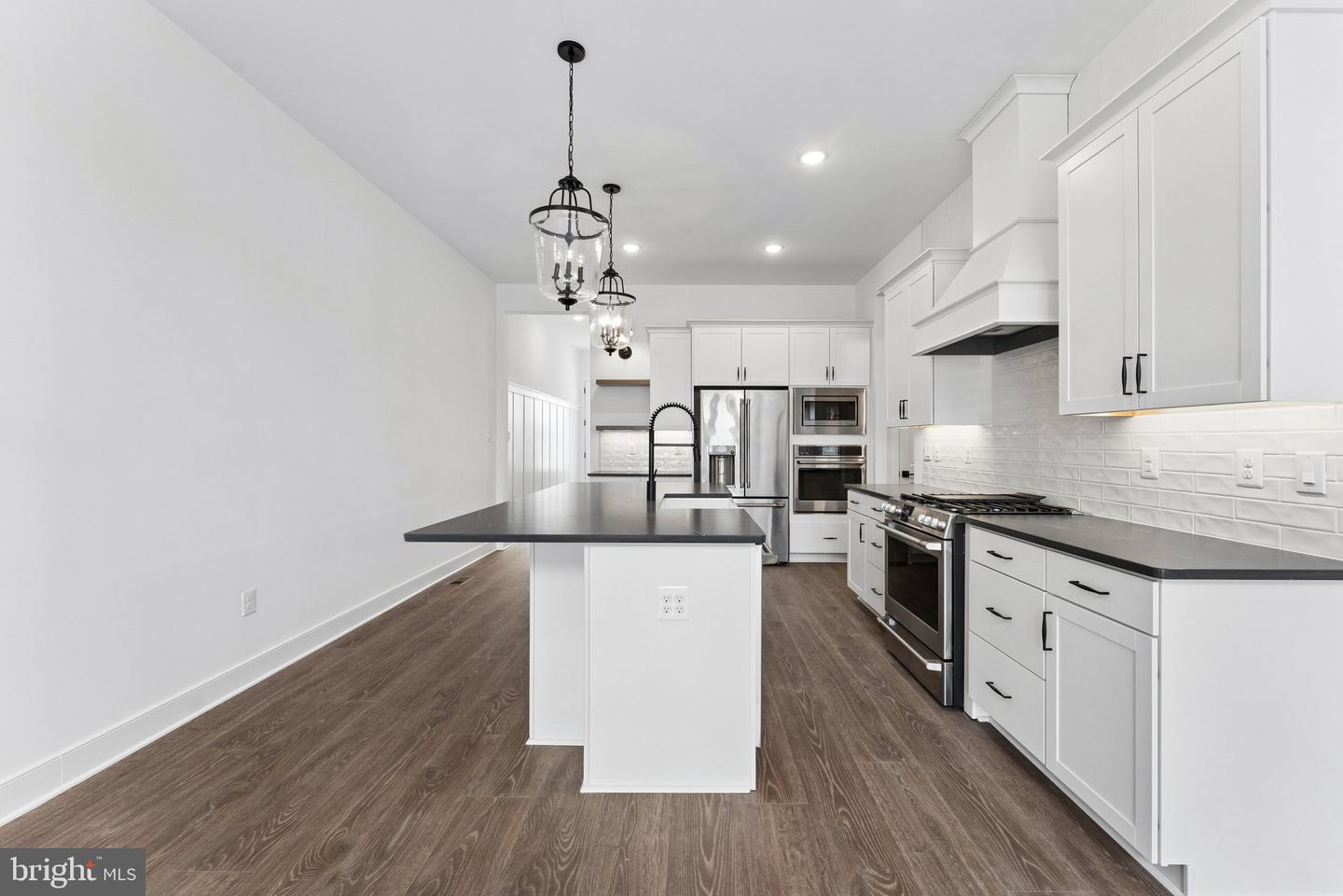 22532 Albion Ln Property Photo 5