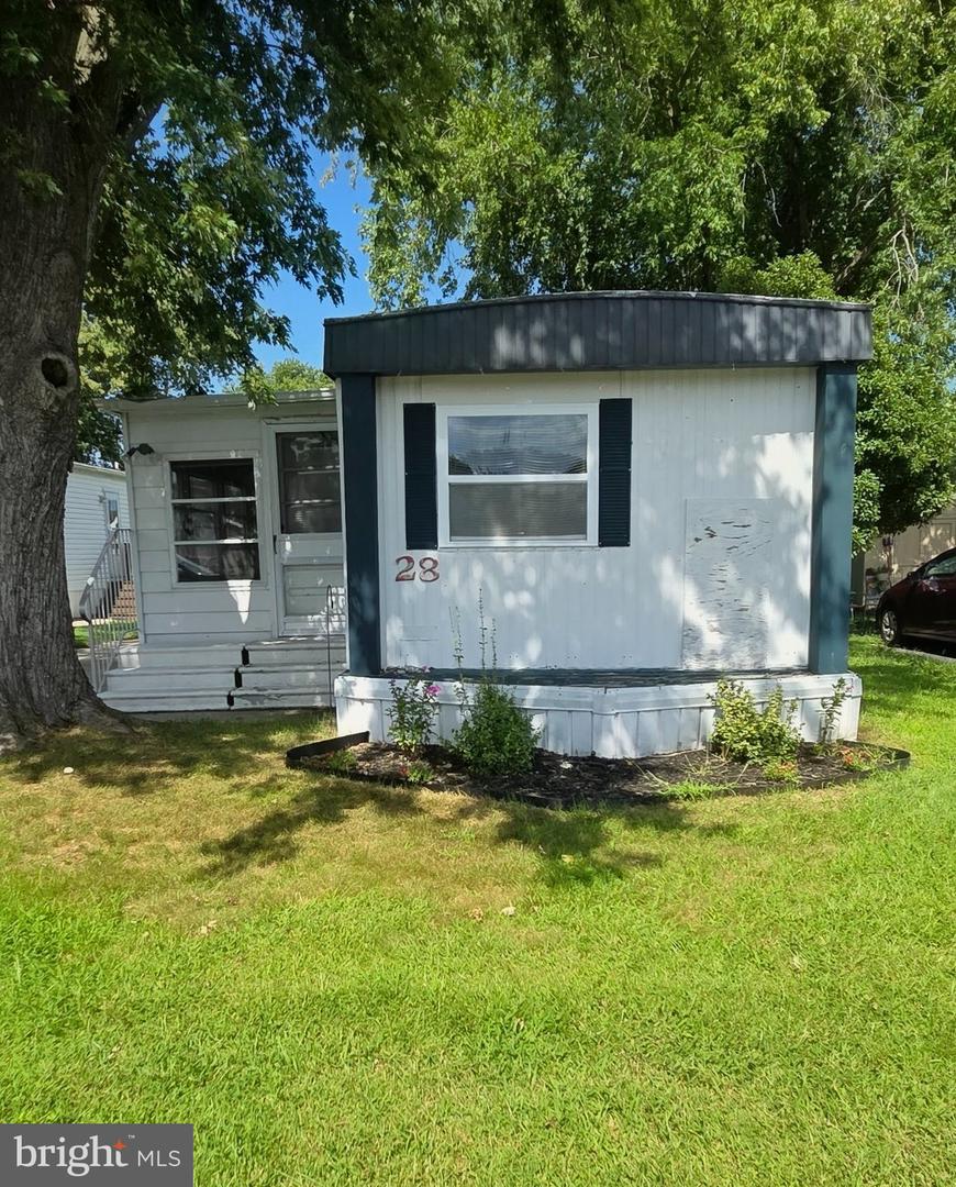 28 Lantern Ln Property Photo 2