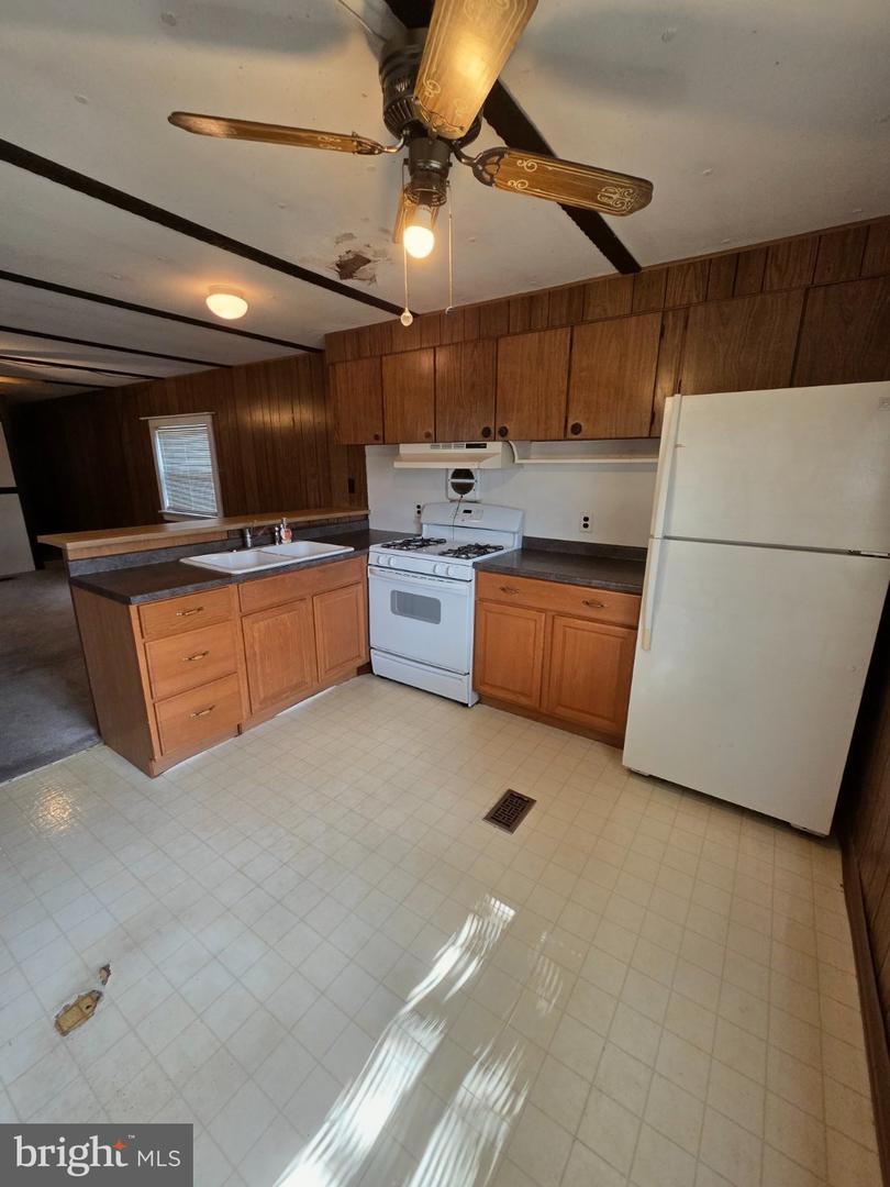 28 Lantern Ln Property Photo 5