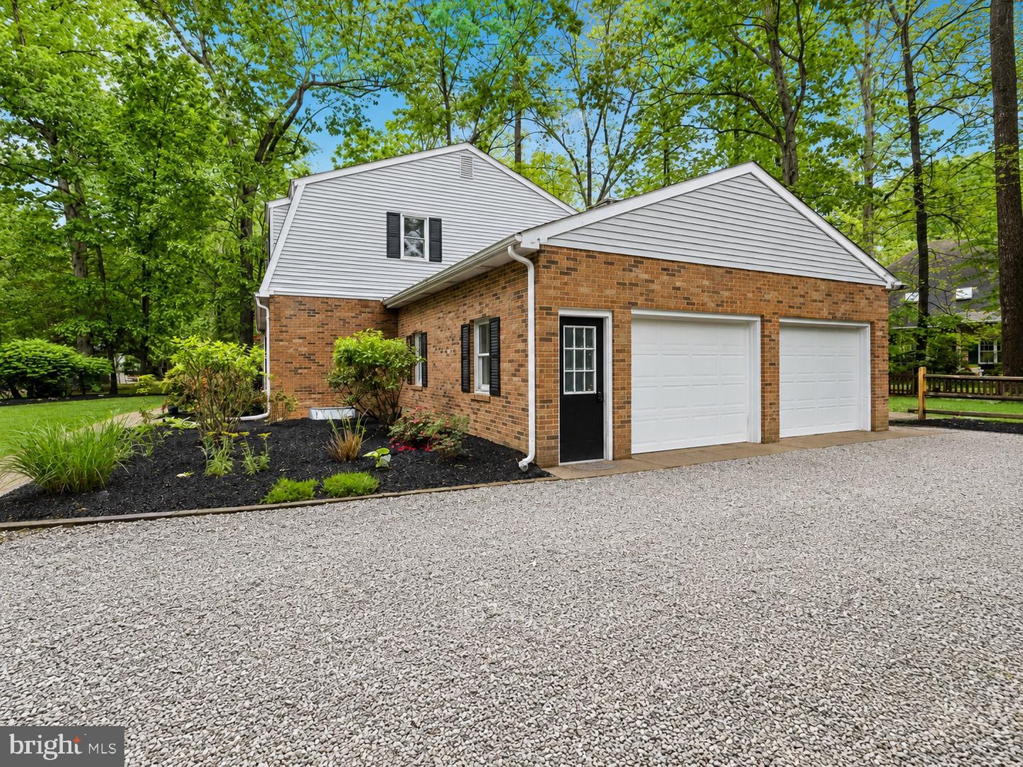 4 Canterbury Ln Property Photo 3