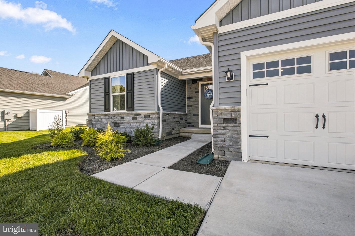 22450 Jayda Property Photo 4