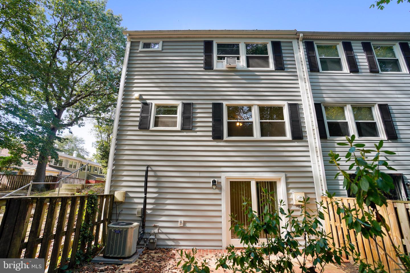 1727 Fernham Ct Property Photo 3