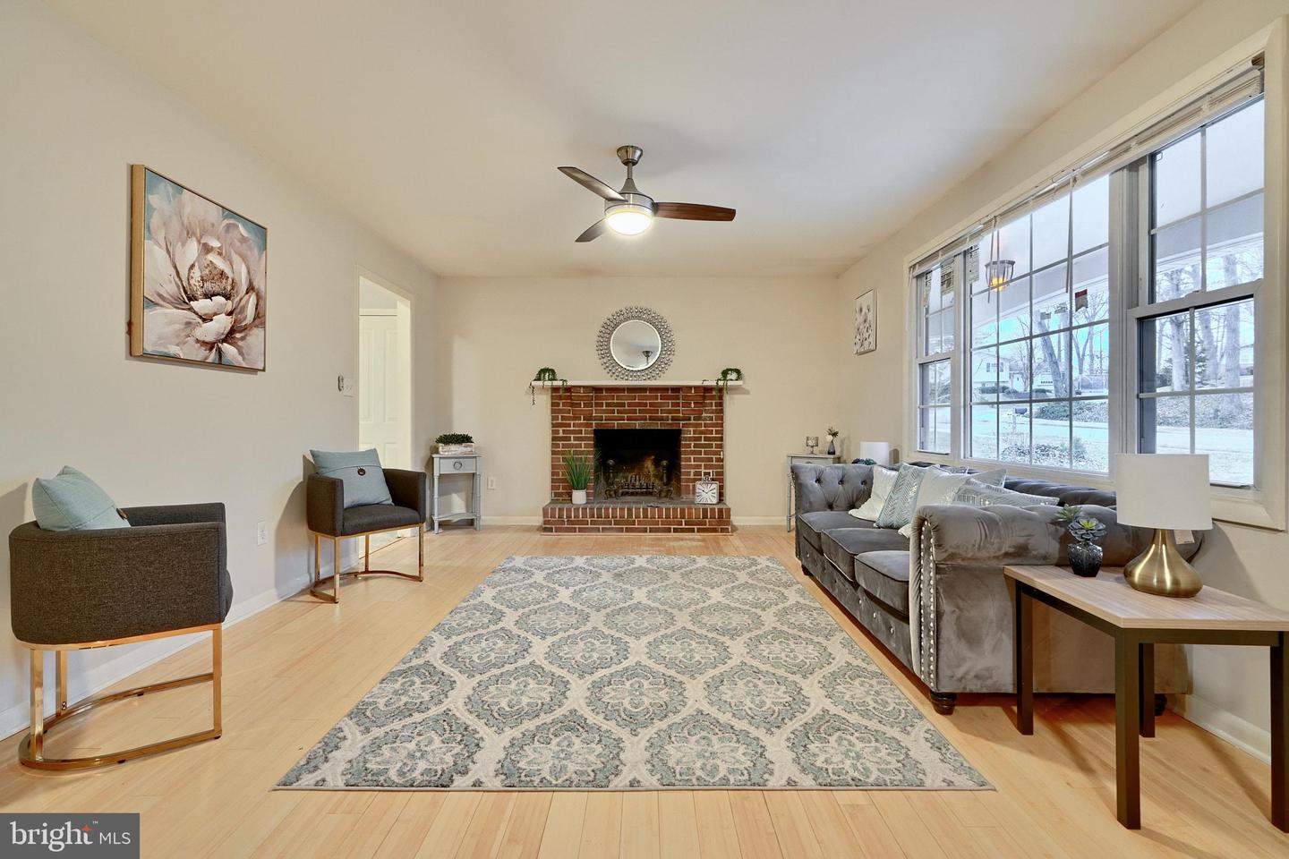 542 Williamsburg Ln Property Photo