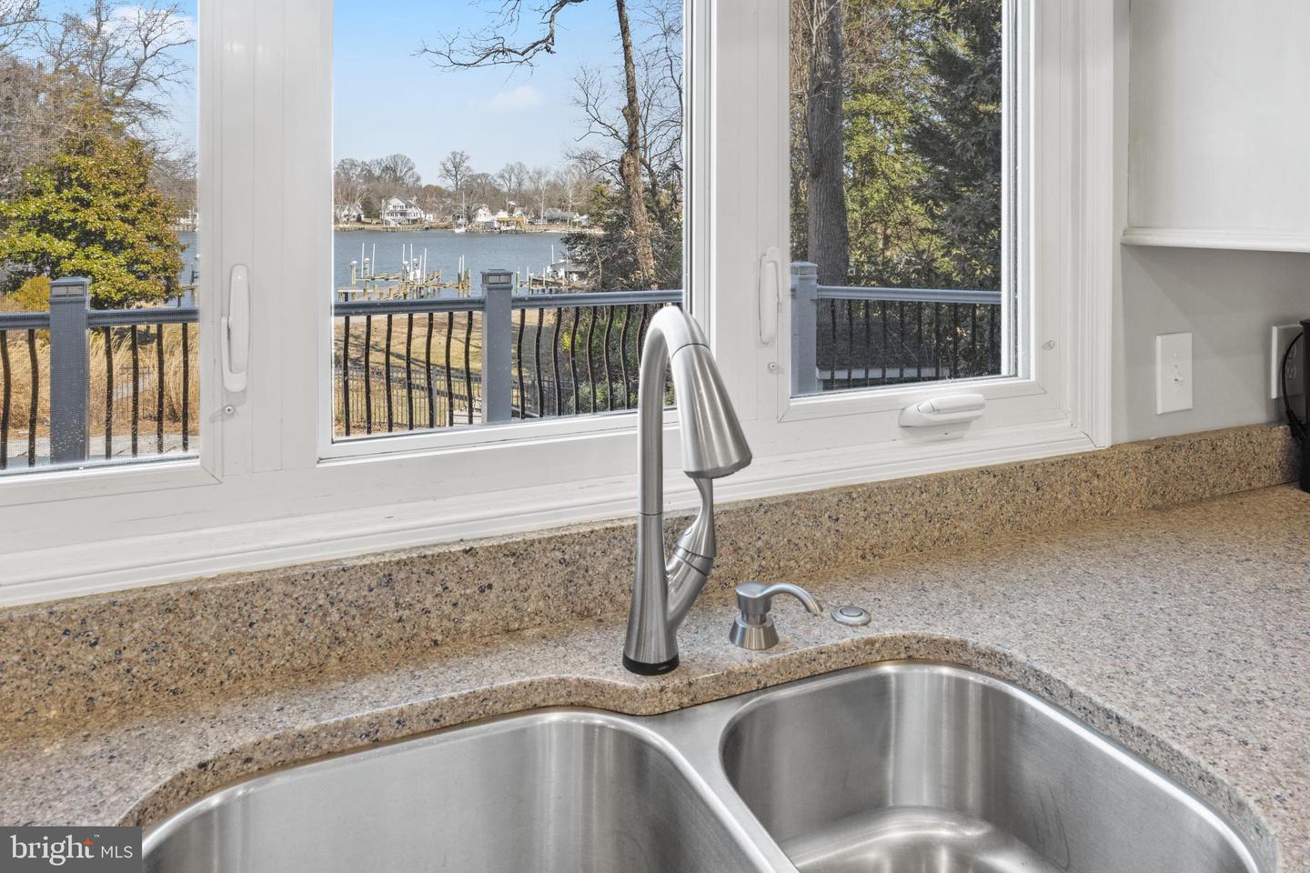 415 Edgewater Rd Property Photo 9