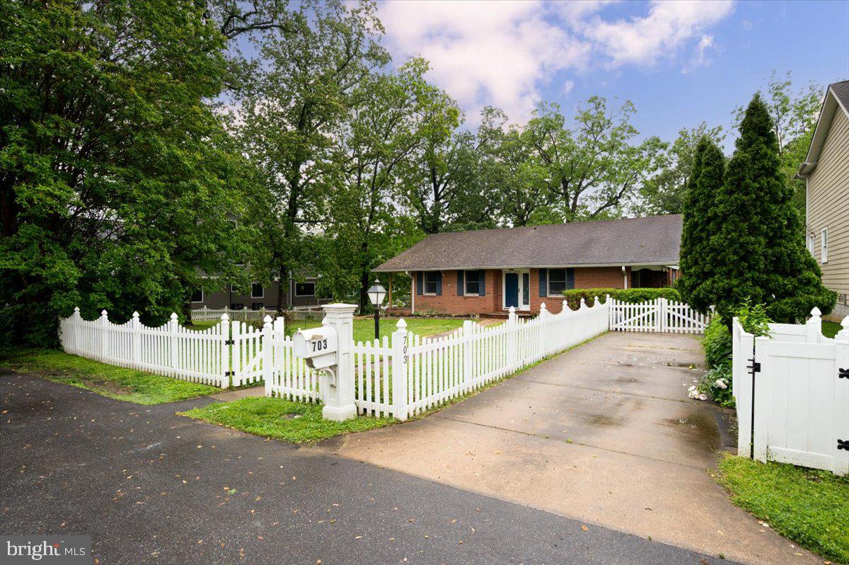 703 Glendon Ave Property Photo 3