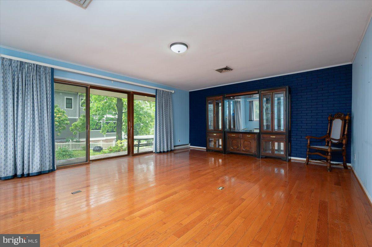 703 Glendon Ave Property Photo 10