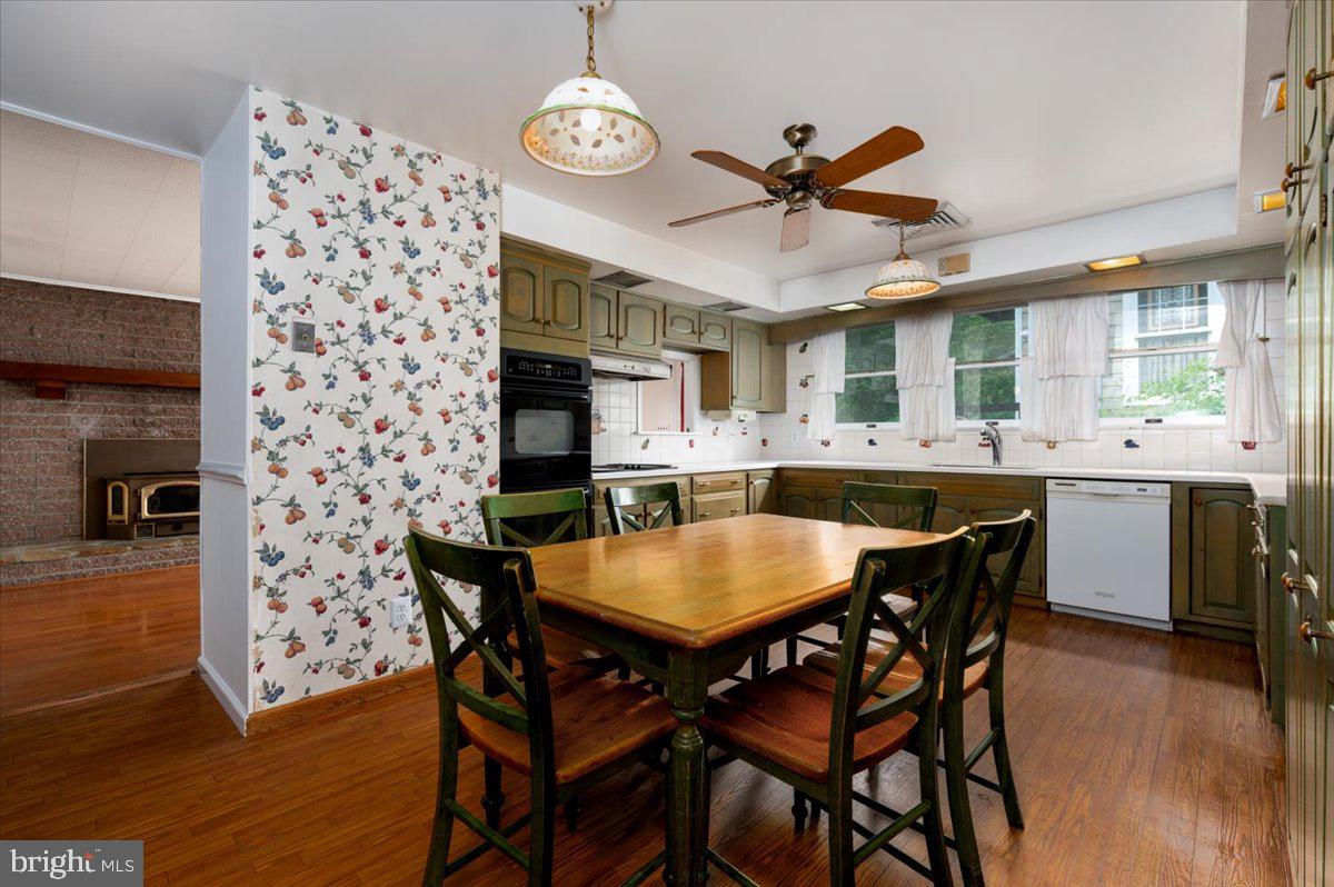 703 Glendon Ave Property Photo 15