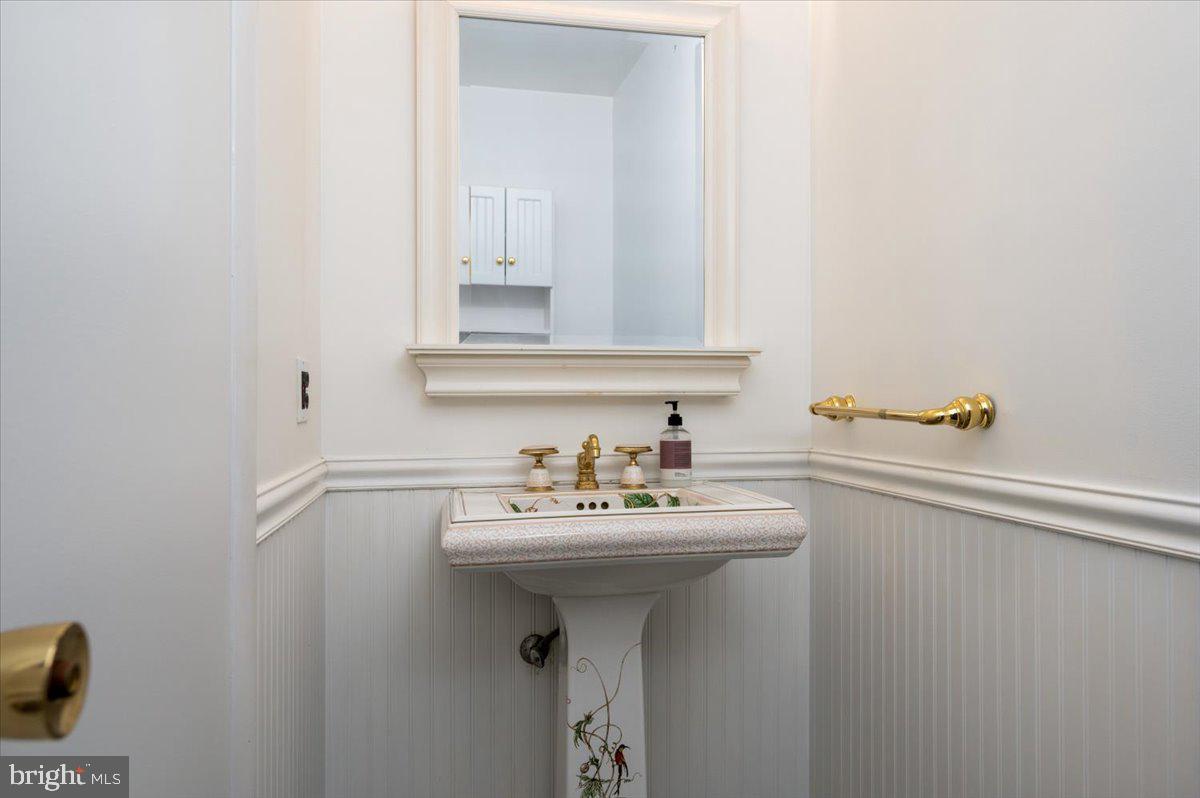 703 Glendon Ave Property Photo 22