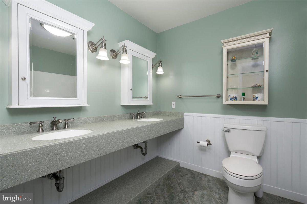 703 Glendon Ave Property Photo 24