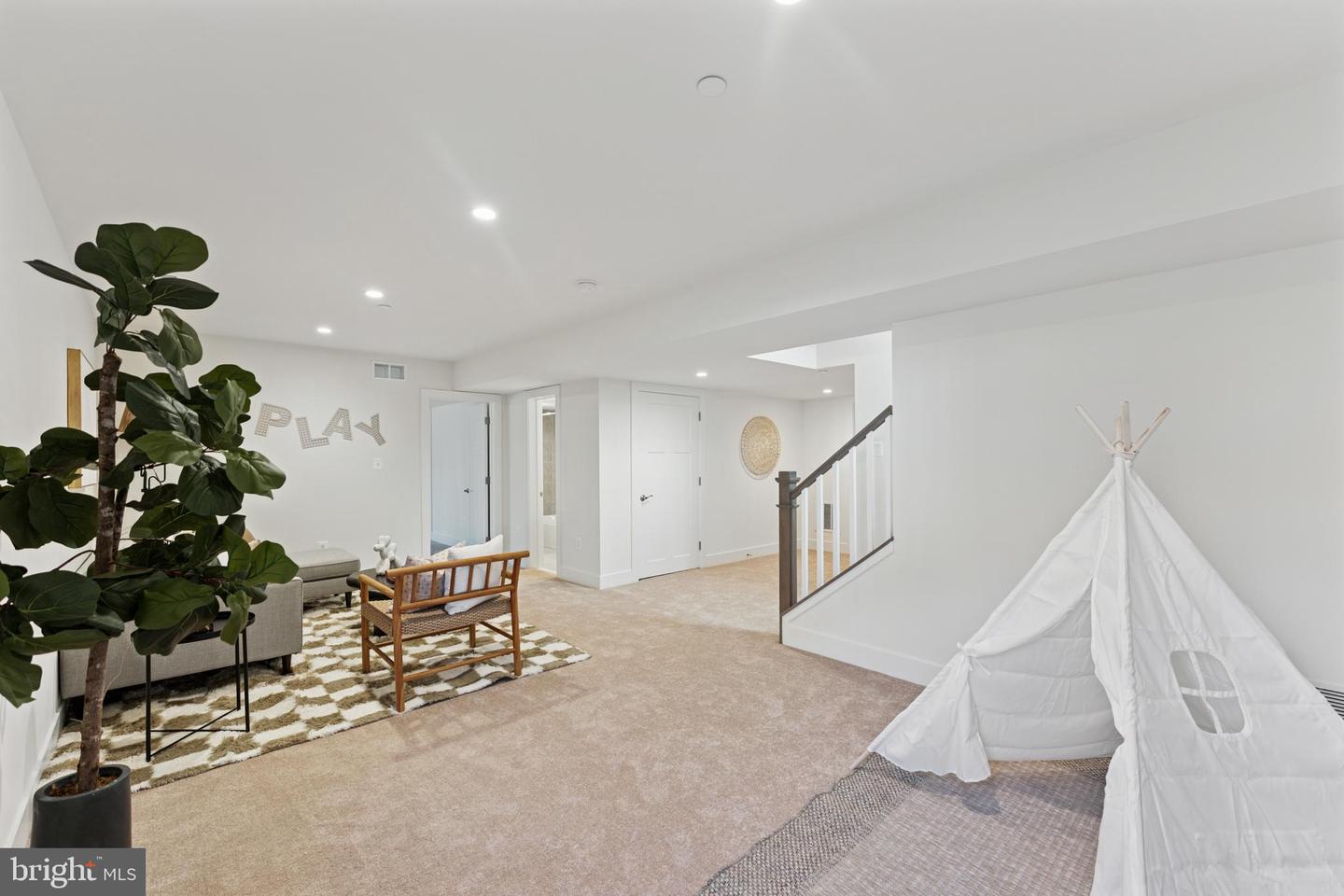 118 Overlea Dr E Property Photo 32