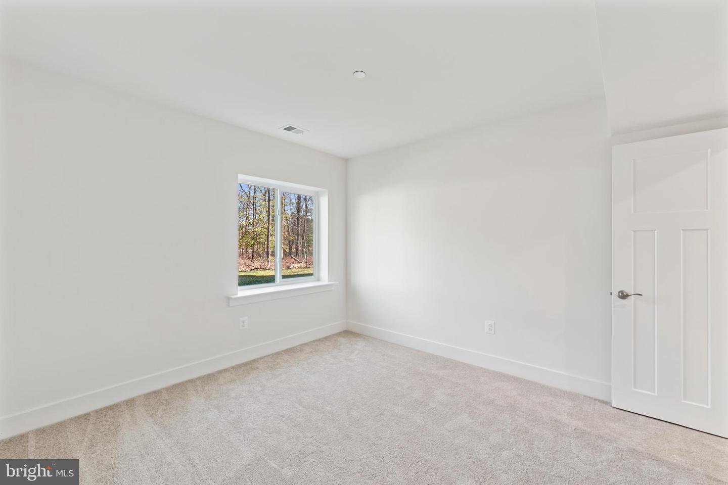 118 Overlea Dr E Property Photo 34