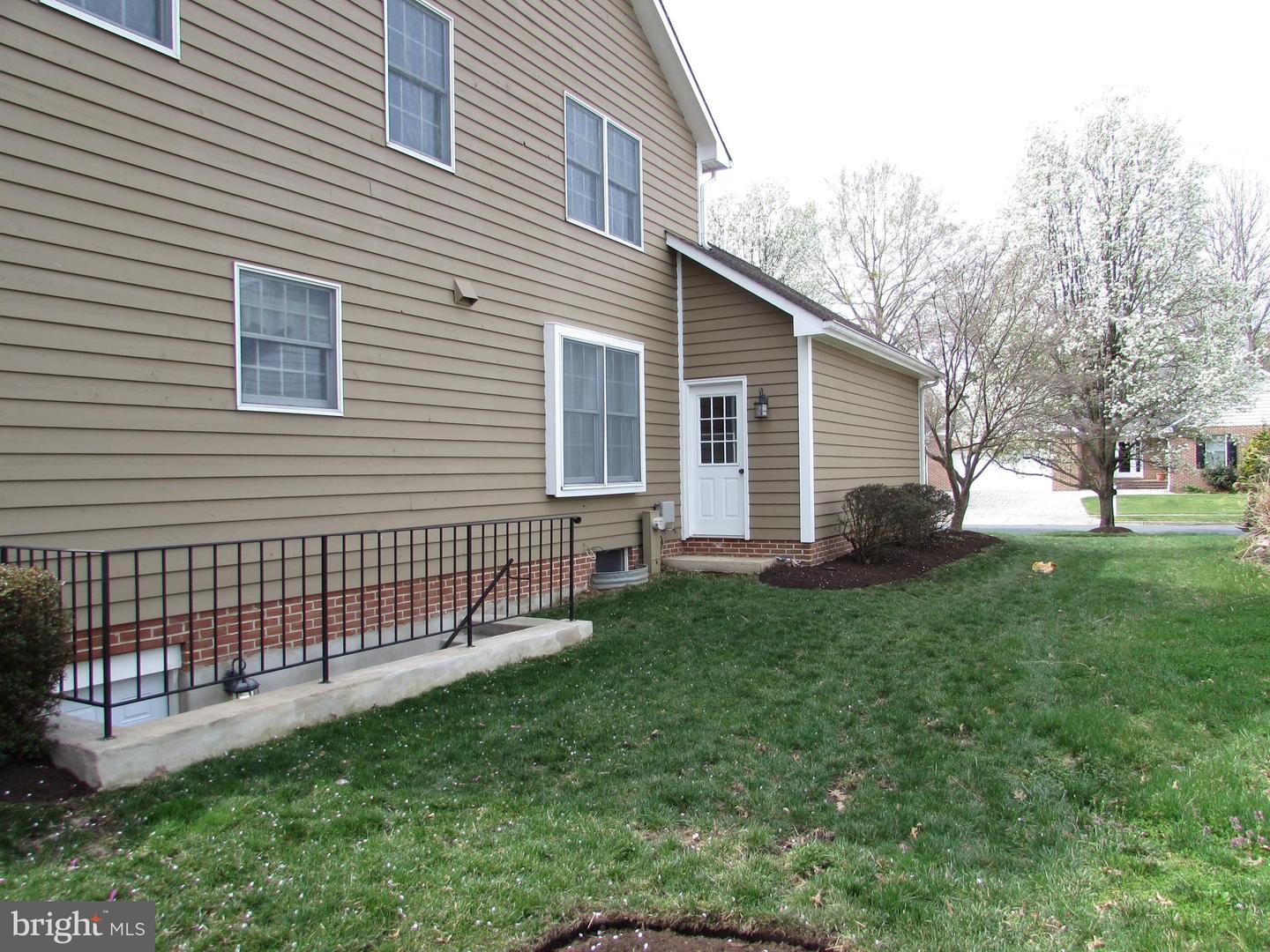 1305 Pecantree Ct Property Photo 3