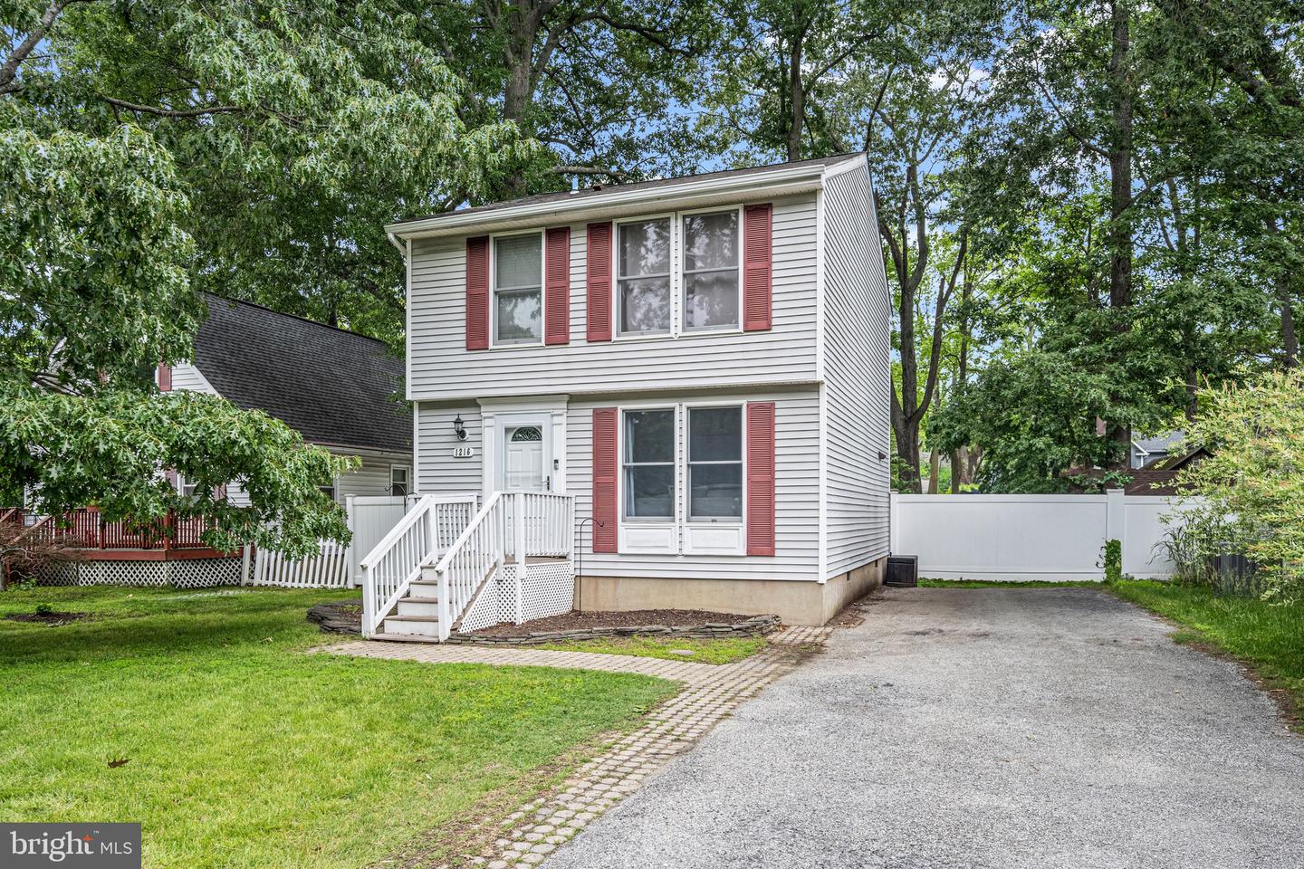1216 Hawthorne St Property Photo 1
