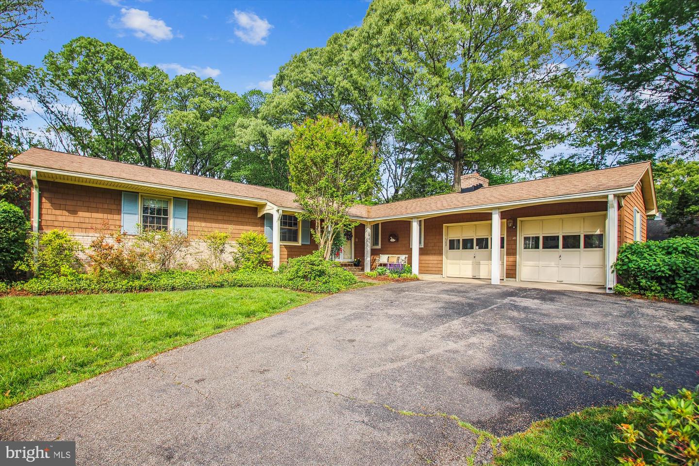 485 London Ln Property Photo 1